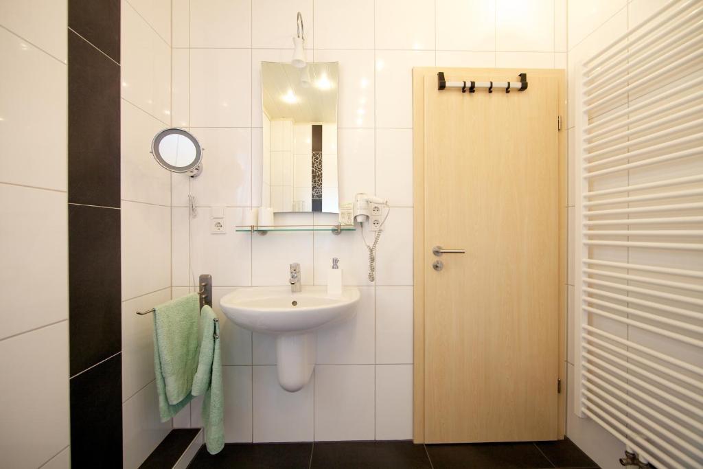 Kleines Landhaus Wendel Hotel Kapellen-Drusweiler Buitenkant foto
